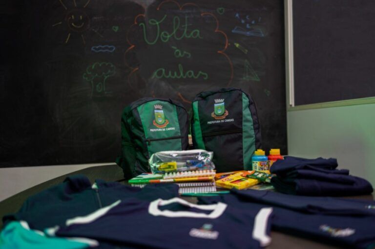 CANOAS | Uniformes e materiais escolares entregues pela Prefeitura geram economia de R$ 490 para mais de 35 mil alunos