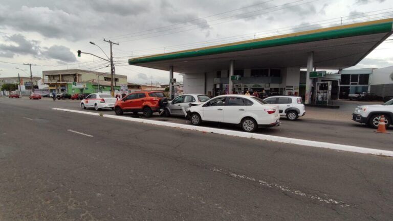 Motorista fica ferido após engavetamento em Canoas