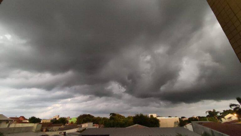 CHUVA DE VERÃO | Final de semana começa com temporal, mas deve terminar com tempo firme