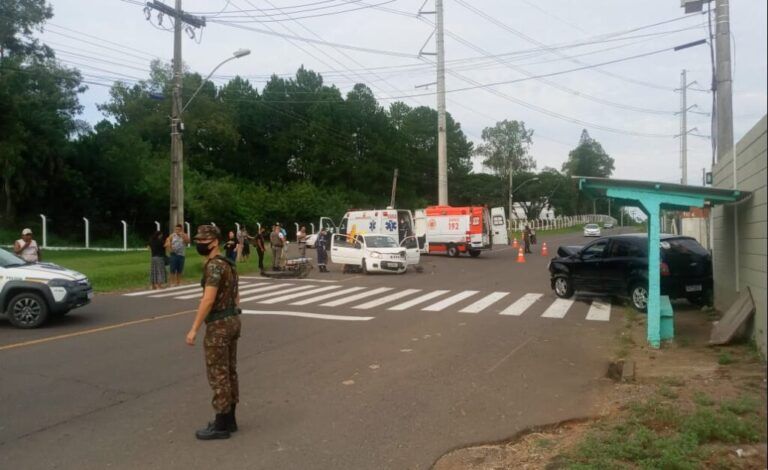 Motorista fica preso nas ferragens após colisão entre dois carros em Nova Santa Rita