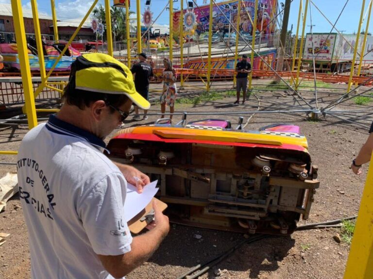 Carrinho de montanha-russa despenca e deixa quatro feridos