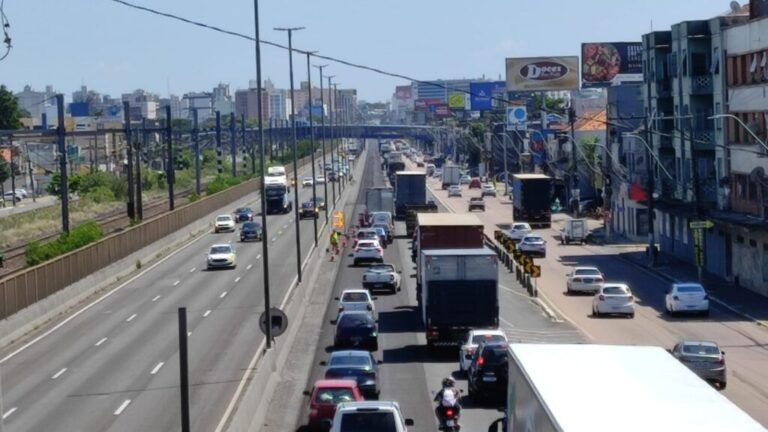 BR-116 tem bloqueios por causa de obras; Motoristas enfrentam lentidão em Canoas