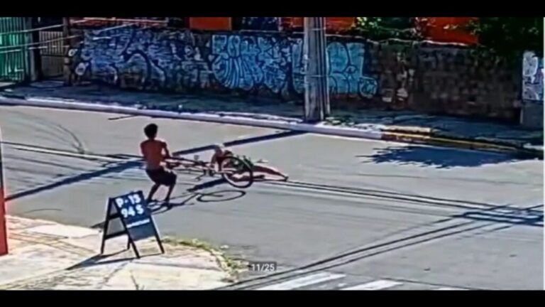 Criminoso derruba e chuta idosa para roubar bicicleta em Canoas