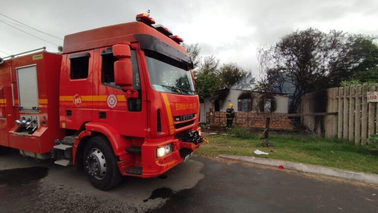 Incêndio destrói residência em Canoas