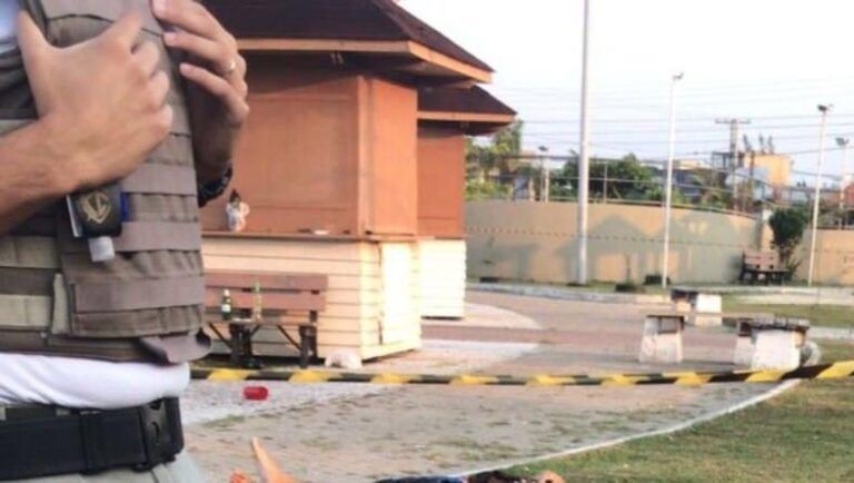 Adolescente de 17 anos é morto a tiros em praça