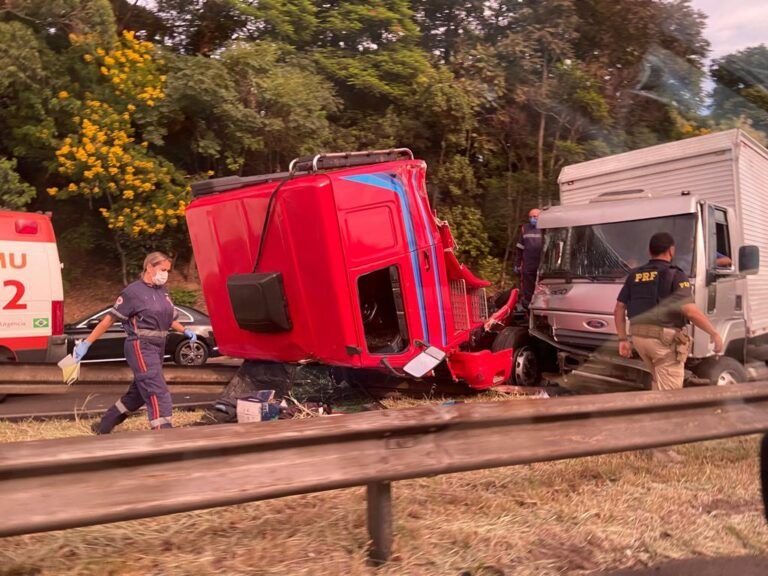 Acidente entre três caminhões deixa a BR-116 bloqueada