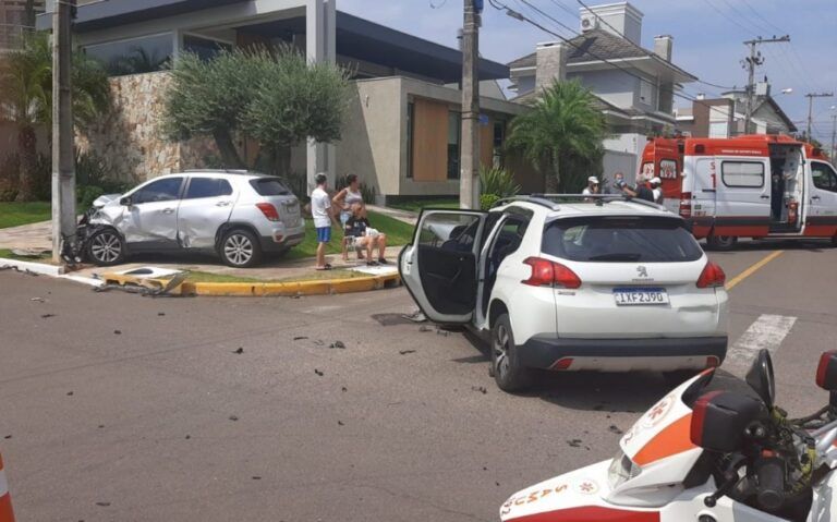 Colisão entre dois carros deixa feridos em Canoas