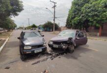 Duas pessoas ficaram feridas após colisão frontal entre carros em Canoas