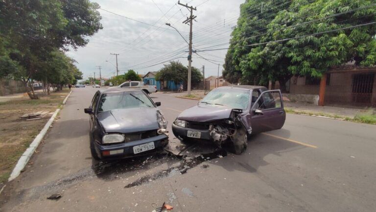 Duas pessoas ficaram feridas após colisão frontal entre carros em Canoas