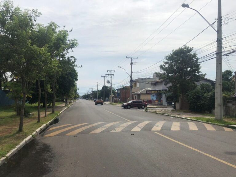 Armados, criminosos roubam carro em Canoas