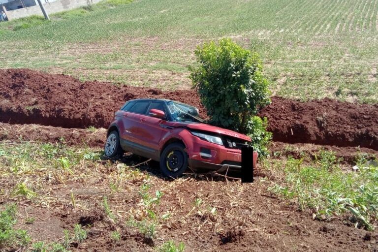 Motorista morre após colisão entre caminhão e Range Rover na BR-386