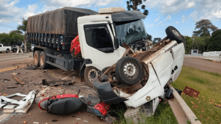 Motorista morre preso nas ferragens após colisão entre carro, caminhão e motocicleta