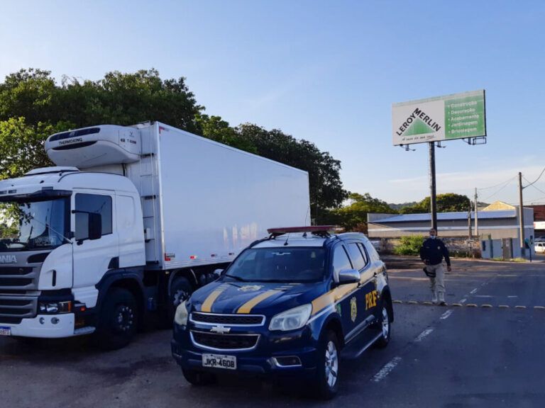 Caminhoneiro causa acidente na BR-116 em Canoas, foge e acaba preso