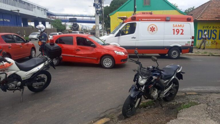 Grávida de 9 meses fica gravemente ferida após acidente entre carro e moto em Canoas