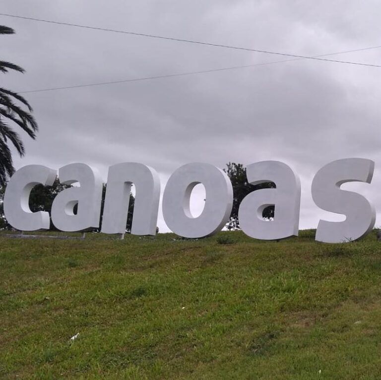 Prefeitura de Canoas pinta letreiro que estava com as cores do Grêmio