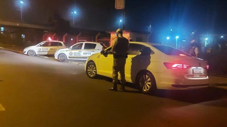 Brigada Militar prende cinco e aborda quase 400 pessoas durante operação em Canoas