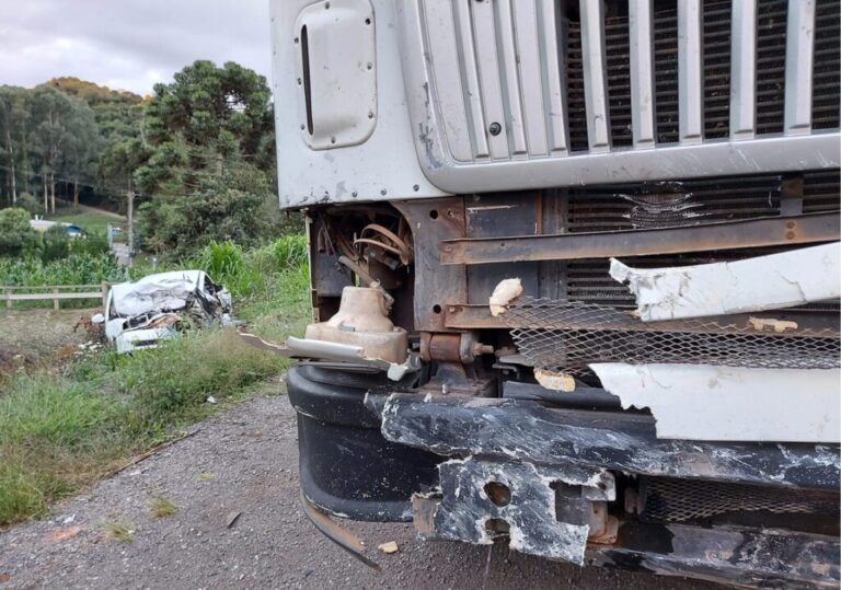 Homem morre após colisão frontal entre carro e caminhão