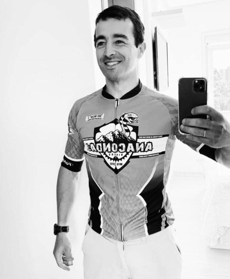 Ciclista morre após colidir na lateral de caminhão