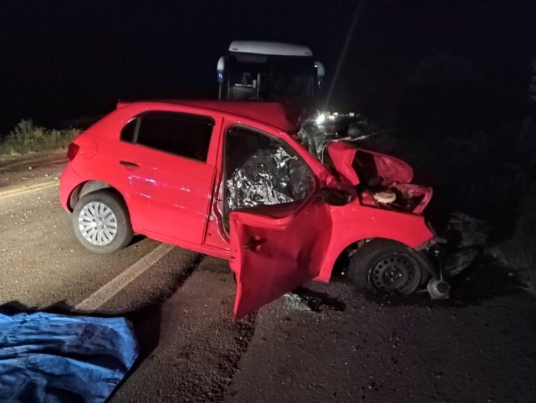 Homem morre após colisão entre carro e ônibus