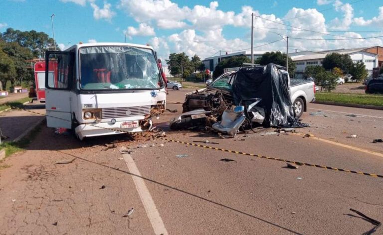 Idoso morre após colisão frontal entre caminhonete e micro-ônibus