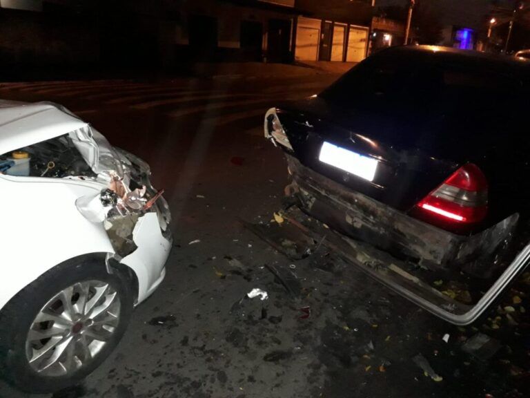 Motorista perde controle e bate em Mercedes estacionada em Canoas