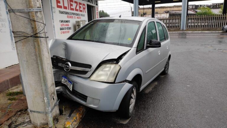 Criança de 7 anos fica ferida e vai para o hospital após carro bater em poste em Canoas