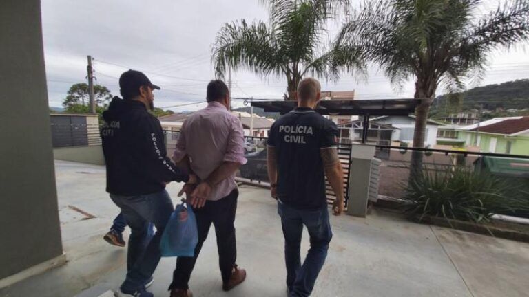 Homem é preso após cortar a cabeça e queimar corpo do marido da amante