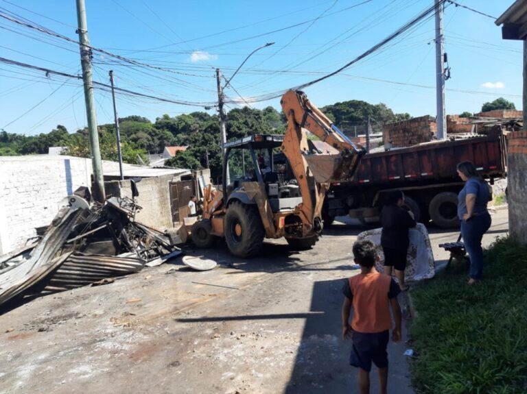 Incêndio destrói 10 casas em Cachoeirinha e famílias perdem tudo