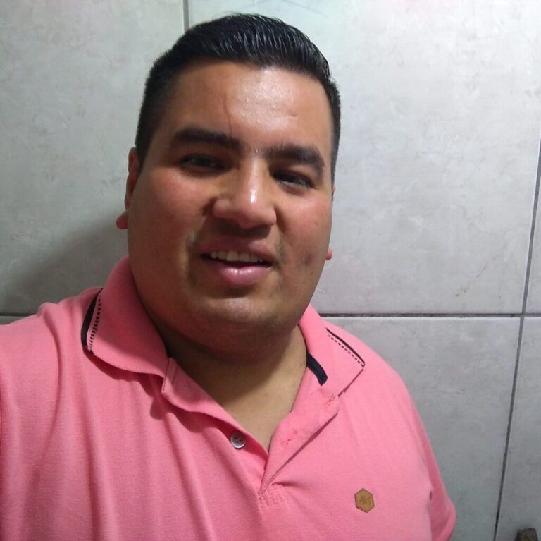 Homem é morto a tiros enquanto bebia em bar