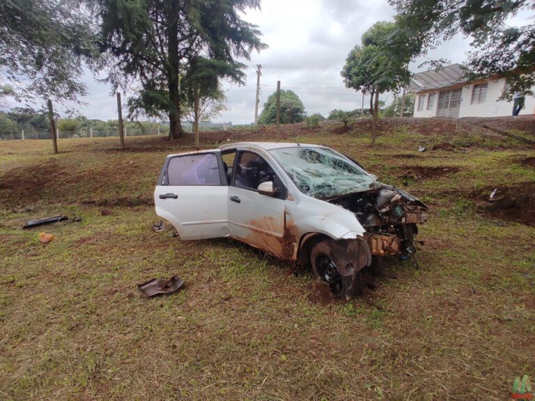Motorista morre após carro colidir em árvore