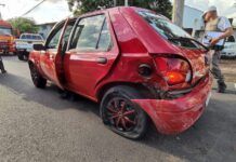 Mulher fica presa nas ferragens após colisão entre três carros