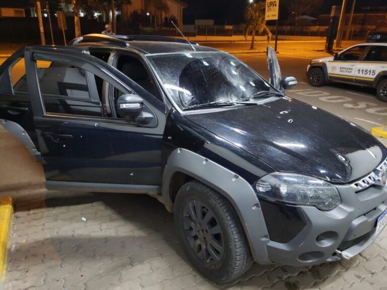 Carro com família é alvo de mais de 30 tiros