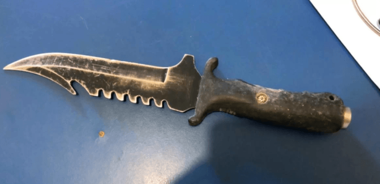 BULLYING | Jovem ameaça matar colegas e leva faca para escola