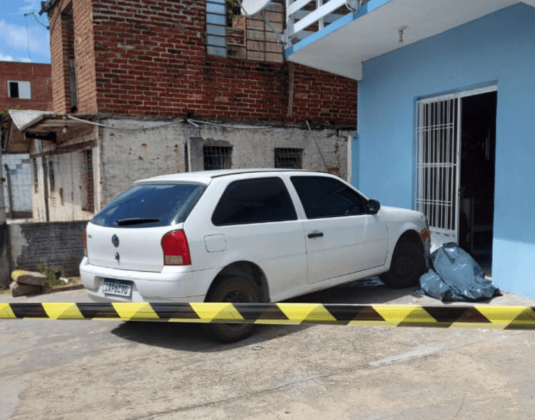 Homem é morto a tiros na frente de supermercado