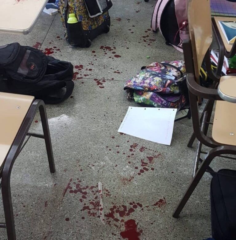 Adolescente dá 10 facadas em colega de escola