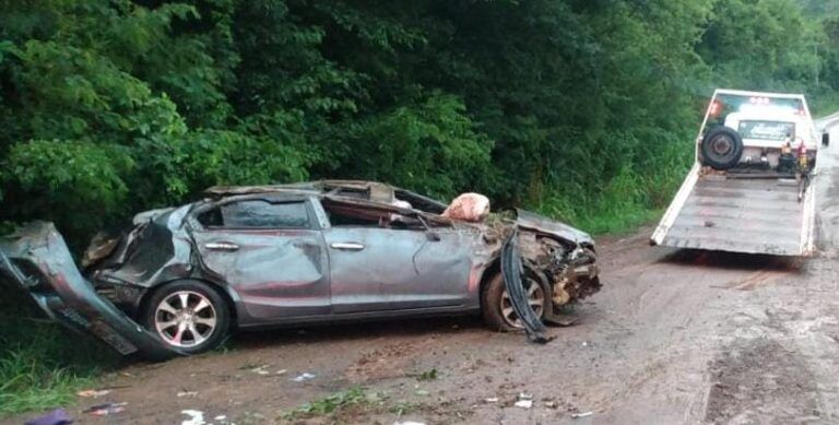 Ladrão rouba carro, destrói em acidente e se tranca no banheiro para não ser preso