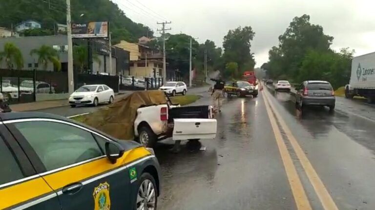 NA BR-116 | Homem morre após colisão entre carro e caminhão
