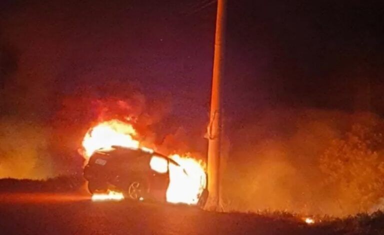 TRÂNSITO FATAL | Motorista morre após carro bater em poste e pegar fogo