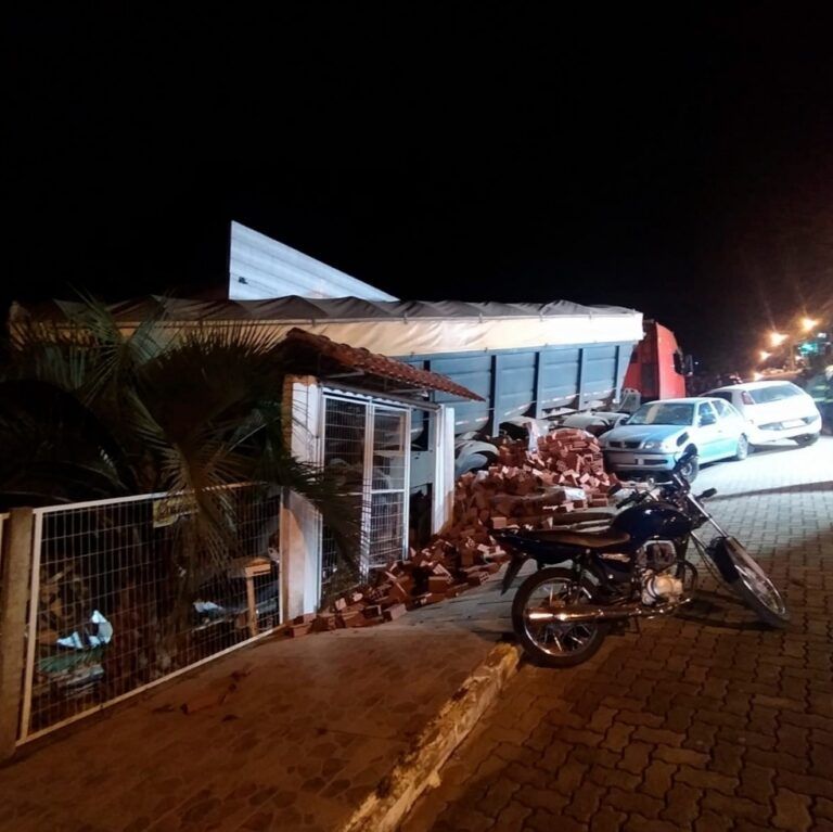 PREJUÍZO | Carreta bate em carros e invade residência