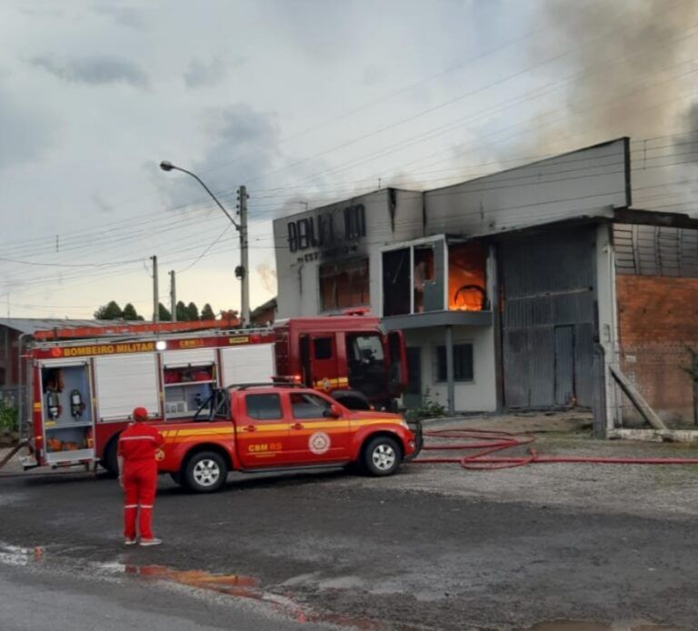 INCÊNDIO DE GRANDES PROPORÇÕES | Incêndio atinge fábrica de estofados