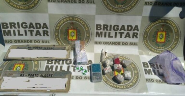 Brigada prende mulher e recupera dois carros