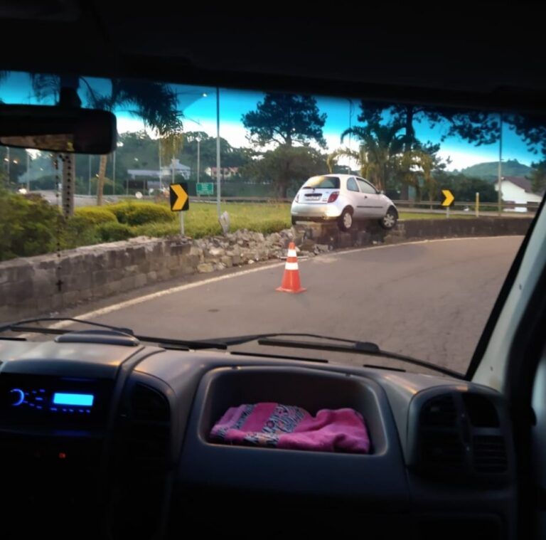 OLHA ESSA | Veículo sai da pista e para em cima de muro