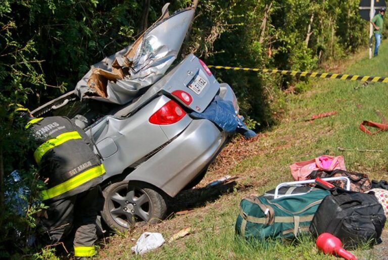 Duas pessoas morrem após colisão entre carro e caminhão