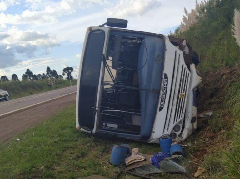 SUSTO | Quatro passageiros ficam feridos após tombamento de ônibus