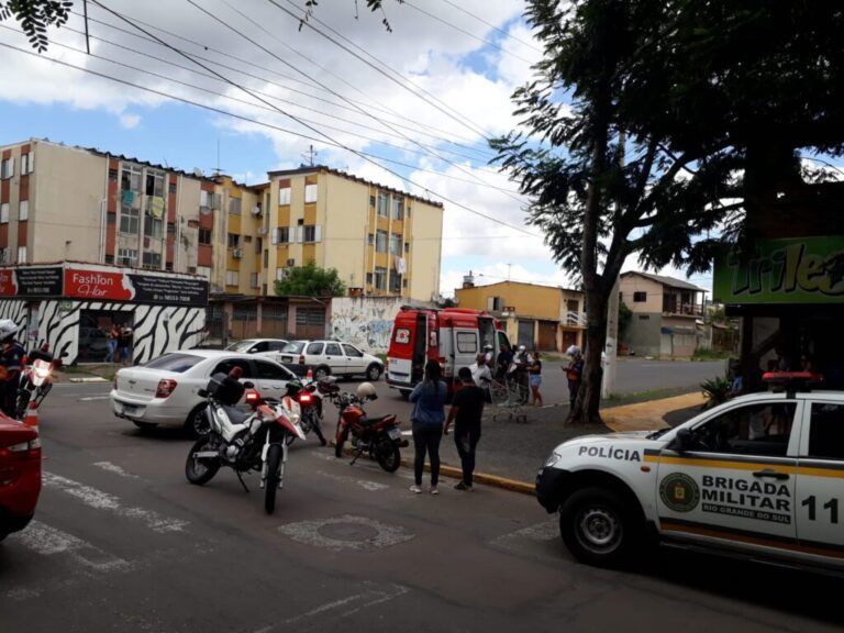 Idosa fica ferida após acidente entre carro e moto em Canoas