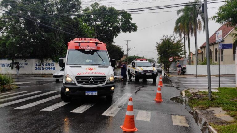 Motociclista é levado para o hospital após colisão com carro em Canoas