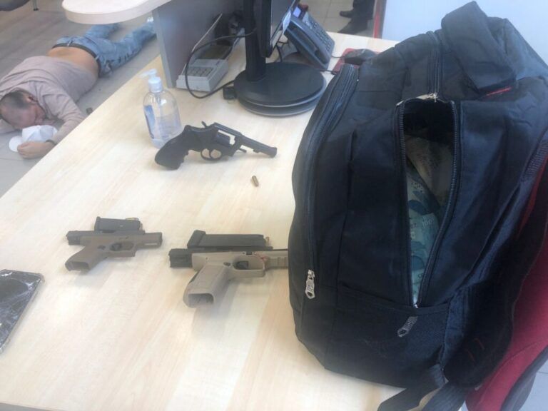 Criminoso é morto a tiros após assaltar banco e fazer funcionários reféns