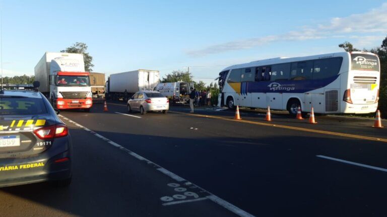 Colisão entre ônibus e caminhão deixa mais de cinco feridos na BR-386, em Nova Santa Rita