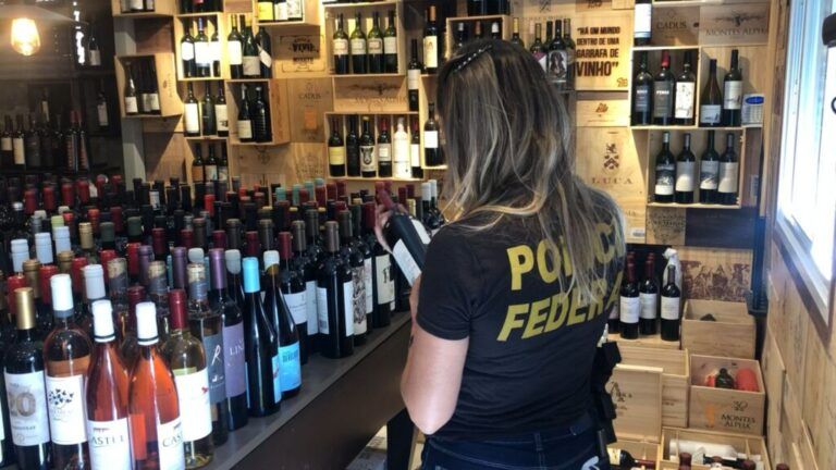 EM CANOAS | Polícia Federal prende dois em loja que vendia vinhos contrabandeados