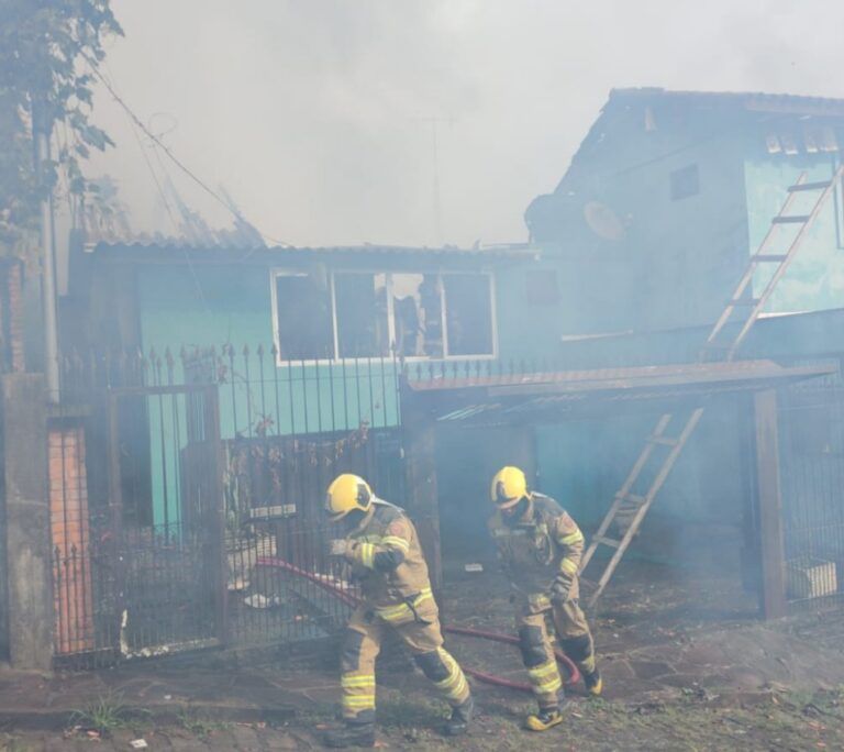 Quatro casas são destruídas em incêndio